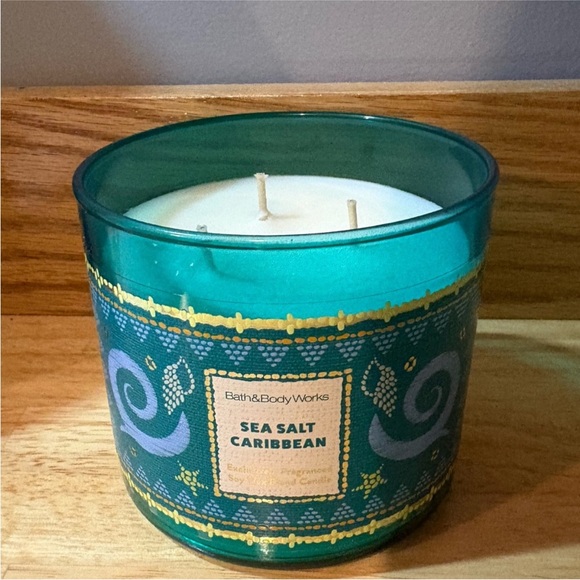 Bath & Body Works Sea Salt Caribbean Candle - Blue and Cream - Picture 3 of 4